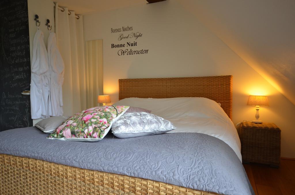 Bloemenhoeve Bed and Breakfast Birdaard Rum bild